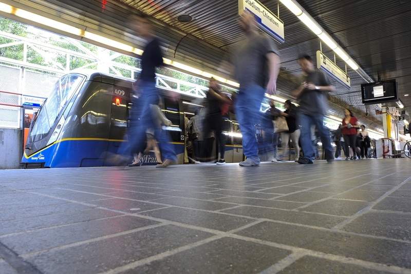 Metro platform passangers