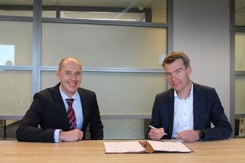 Network Rail chief engineer Jon Shaw and Struckton CEO Jacob Zeeman signing the MoU.