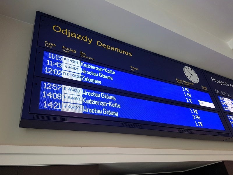 dysten 1 wyświetlacz odjazdy przyjazdy LED display departures arrivals railway