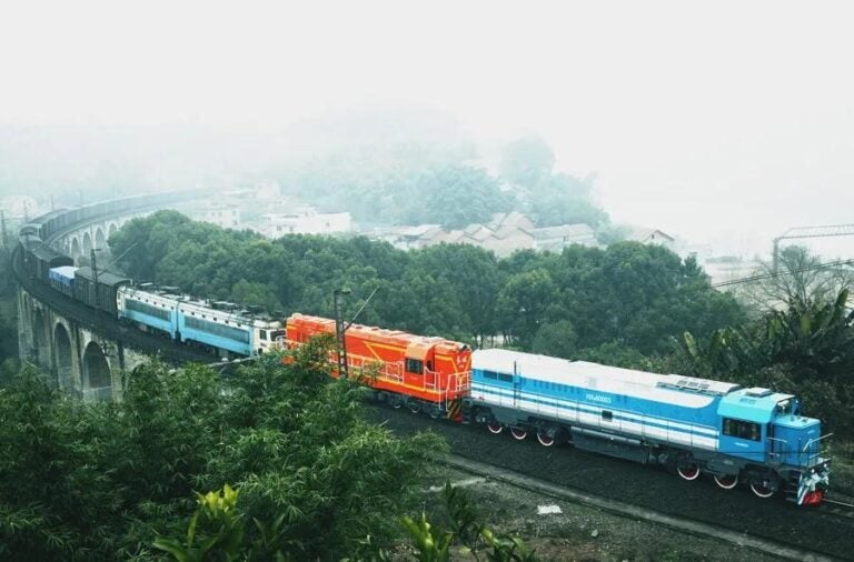 China s First Commercial Refurbished Hybrid Locomotive By CRRC Ziyang