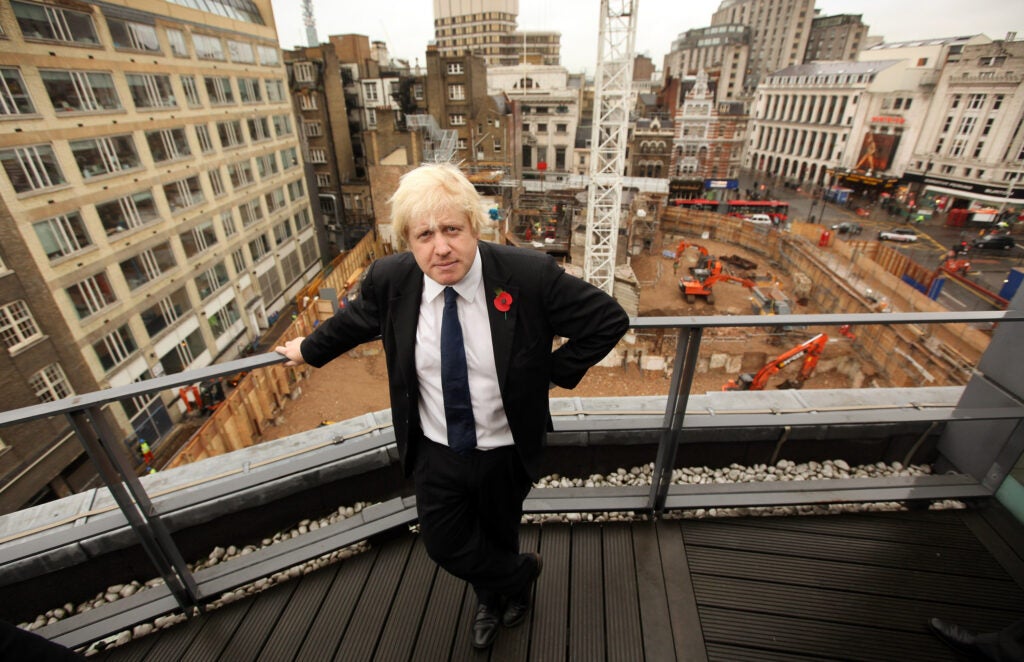 Londono meras Borisas Johnsonas stovi balkone su vaizdu į statybvietę Tottenham Court Road gatvėje.