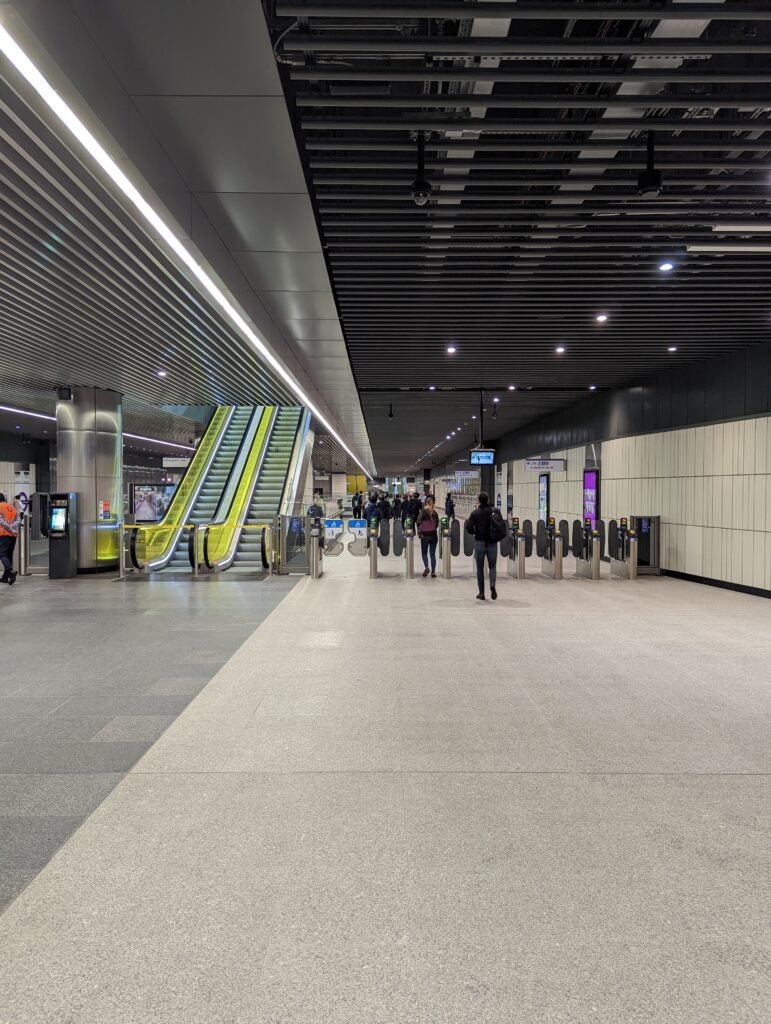 Photo showing gateline at Canary Wharf Elizabeth Line Station