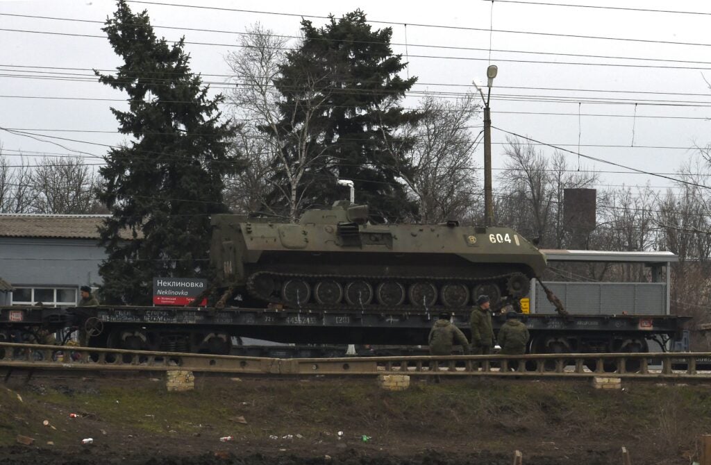 photo d'un char russe transporté par chemin de fer dans le sud de la russie