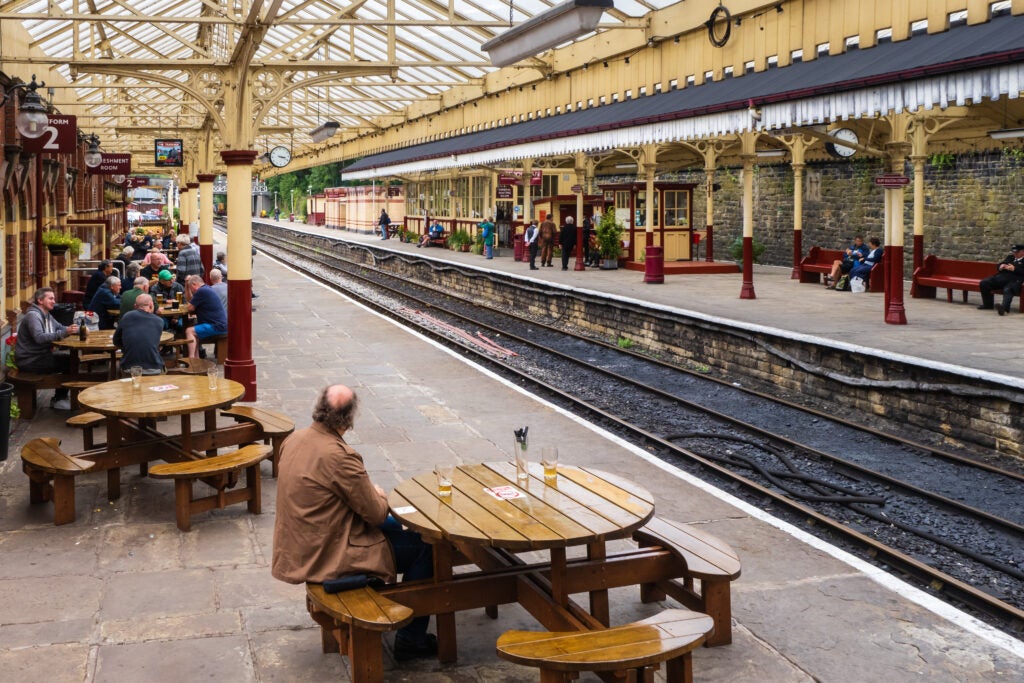 photo de passagers attendant à la gare de Bury sur le chemin de fer East Lancashire