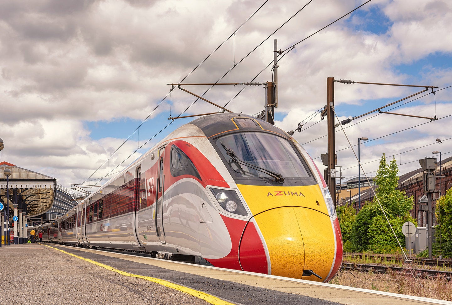 Overhead lines vs third rail: how does rail electrification work ...