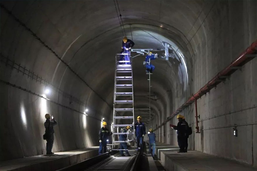 workers in the Songshan Lake Tunnel